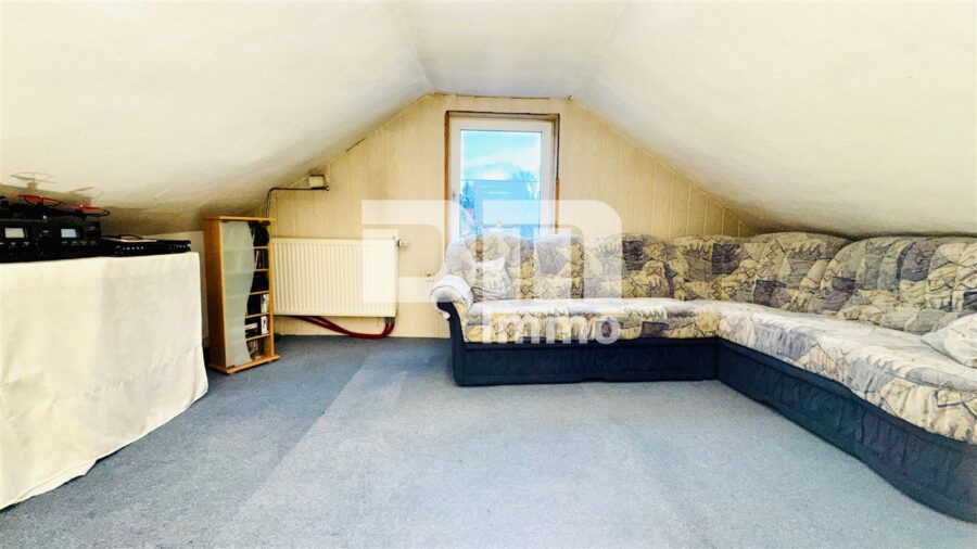 Schönes Ein- bis Zweifamilienhaus mit Gartenbereich, Terrasse + Balkon und Doppelgarage - DG Ausgebautes Reservezimmer